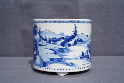 Un grand br&ucirc;le-parfum tripod en porcelaine de Chine bleu et blanc, Kangxi
